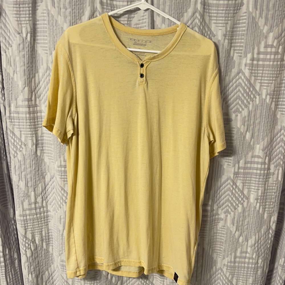 Men’s large yellow lucky brand t shirt